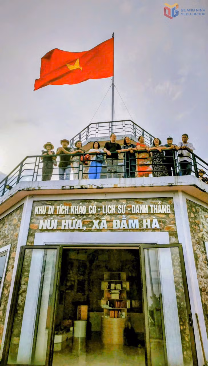 Du khách tham quan khu di tích.