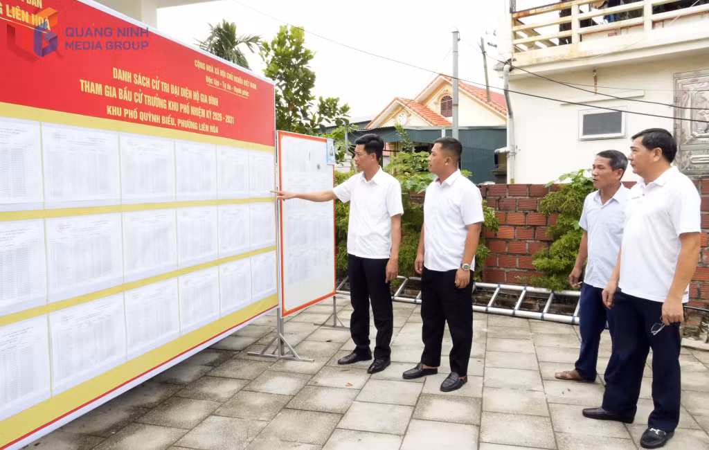 Lãnh đạo phường Liên Hoà kiểm tra công tác niêm yết danh sách cử tri tại khu Quỳnh Biểu.&nbsp;