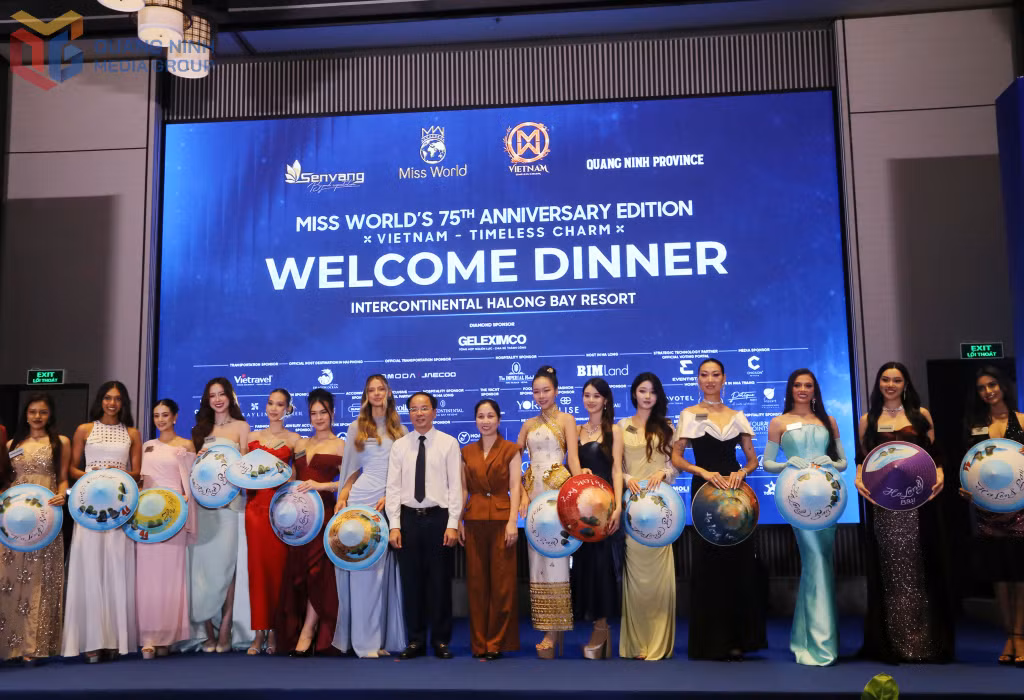 Đại diện lãnh đạo Sở Văn hóa, Thể thao và Du lịch tỉnh trao tặng nón lá Việt Nam cho các thí sinh Miss World 2026.