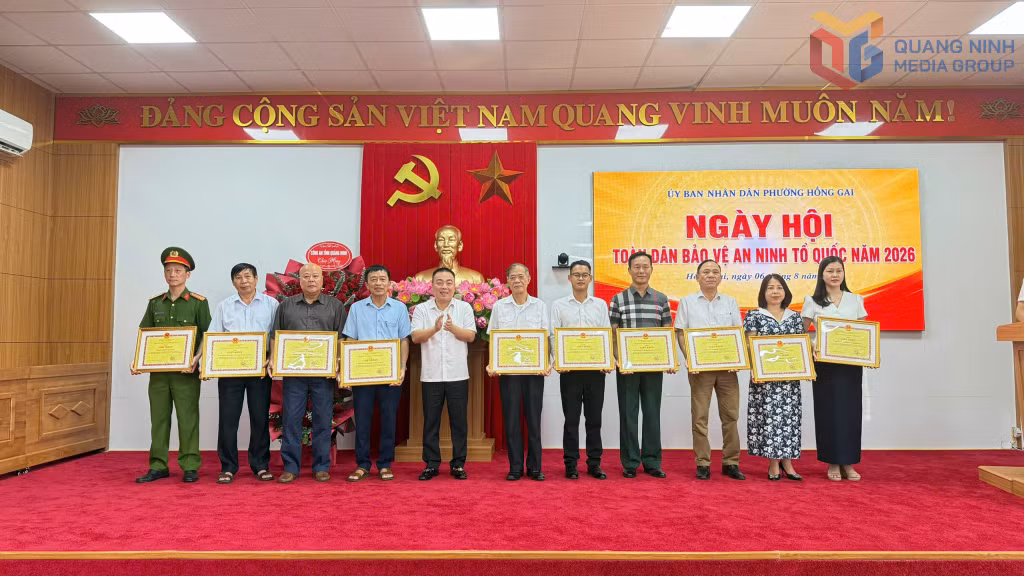 Lãnh đạo UBND phường Hồng Gai khen thưởng các tập thể có thành tích xuất sắc trong phong trào toàn dân bảo vệ an ninh Tổ quốc.