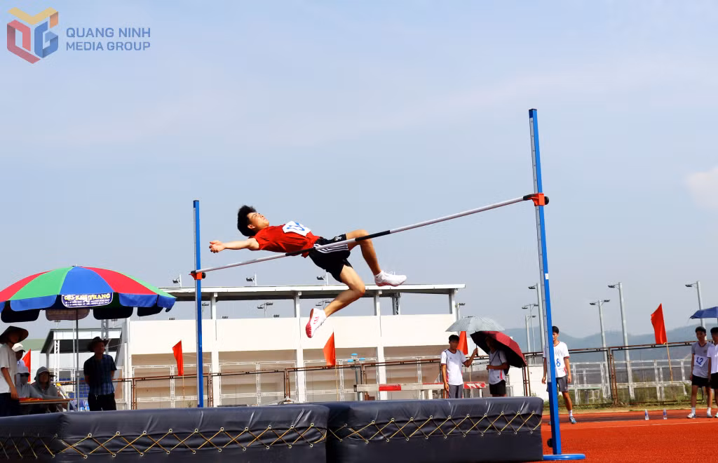 Các VĐV thi ở môn nhảy cao.