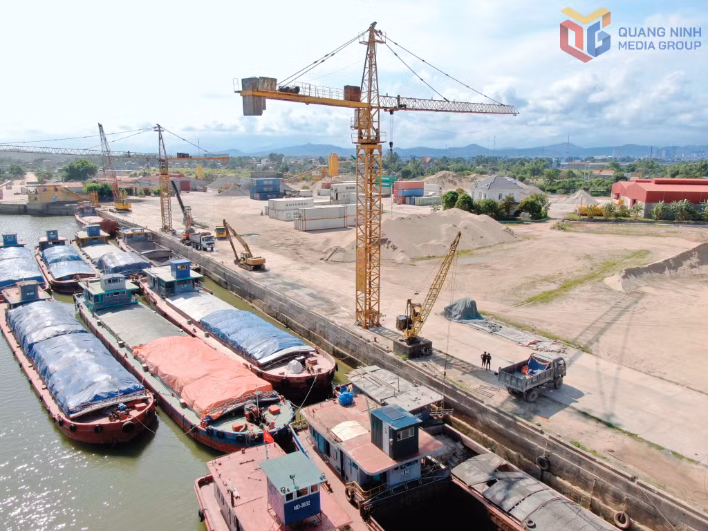 Hệ thống cảng bốc xếp hàng hoá dọc sông Ka Long thúc đẩy hoạt động giao thương, vận chuyển hàng hoá khu vực Móng Cái.