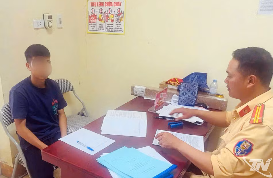 Lực lượng CSGT làm việc với lái xe H.M.T.