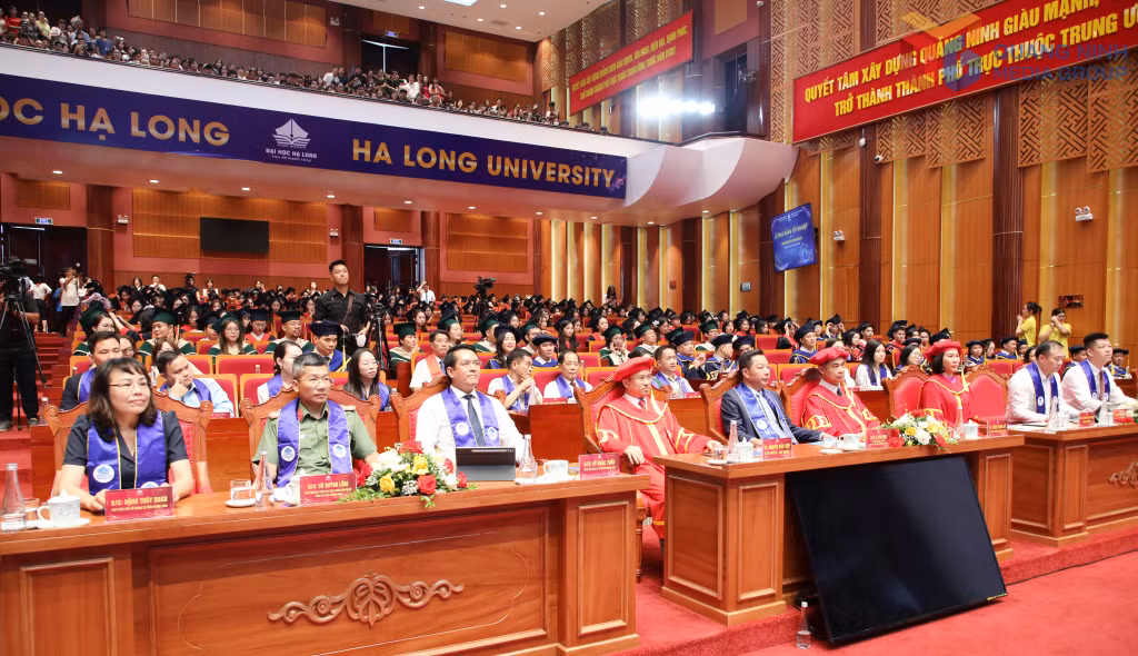 Các đại biểu dự Lễ trao bằng tốt nghiệp 2026 của Trường Đại học Hạ Long.