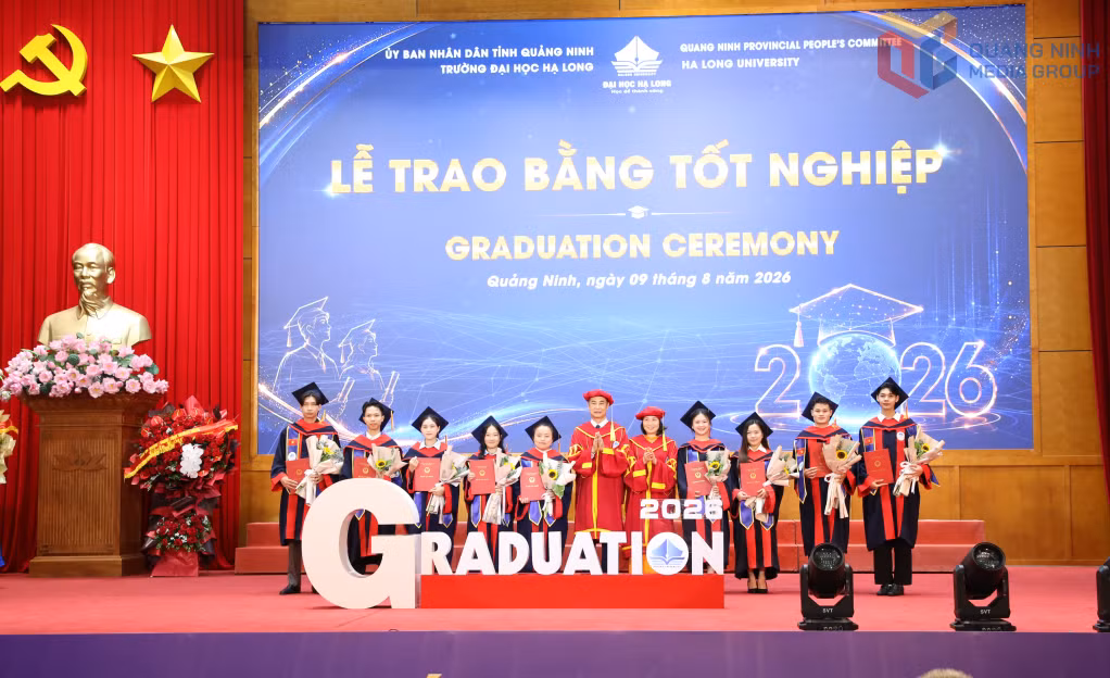 Lãnh đạo Trường Đại học Hạ Long trao bằng tốt nghiệp cho lưu học sinh Lào.