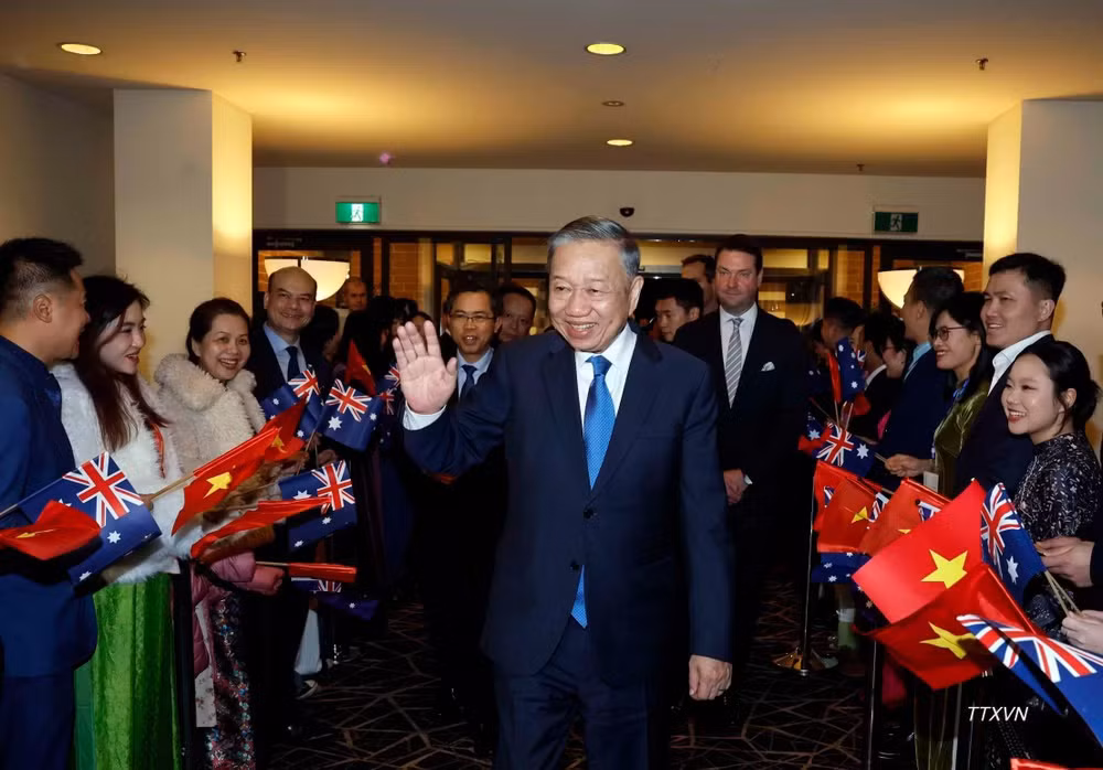 Cán bộ, nhân viên Đại sứ quán, cộng đồng người Việt Nam tại Australia đón Tổng Bí thư, Chủ tịch nước Tô Lâm. (Ảnh: TTXVN)