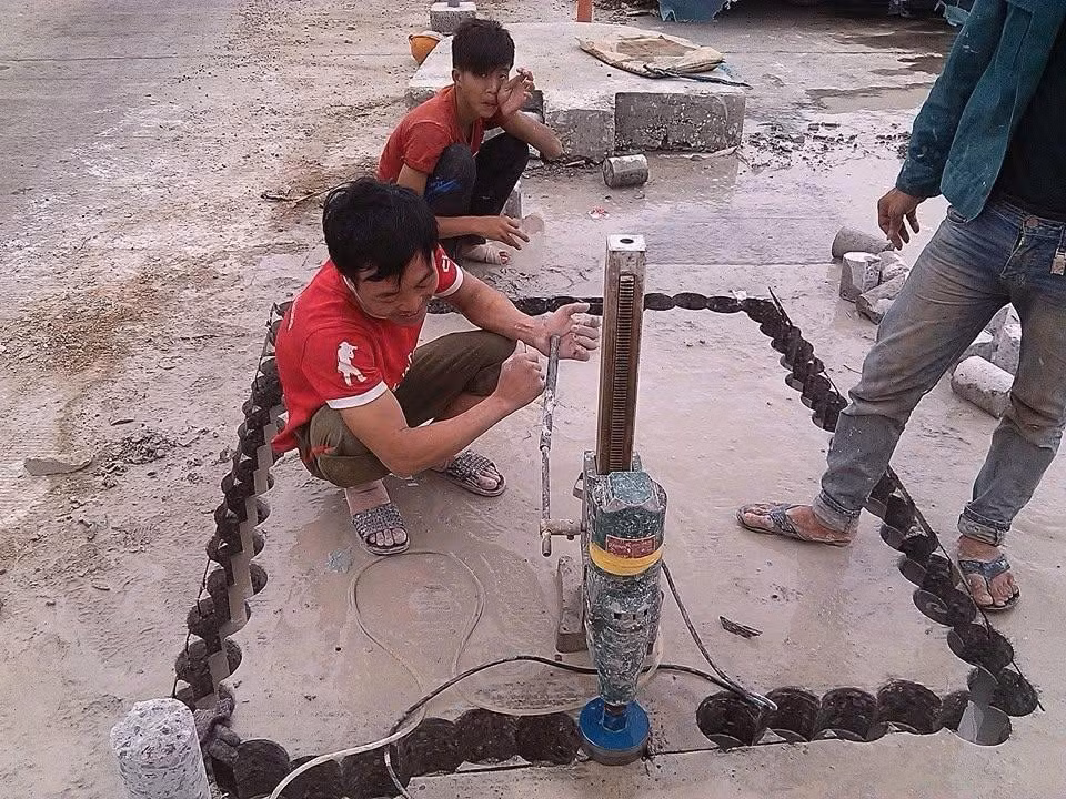 Cận cảnh mũi khoan và lõi bê tông sau khi rút.&nbsp;