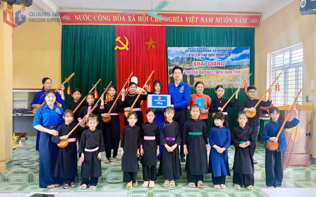 Đồng chí Nguyễn Vũ, Phó Bí thư Tỉnh Đoàn thăm, tặng quà lớp xã Hoành Mô.