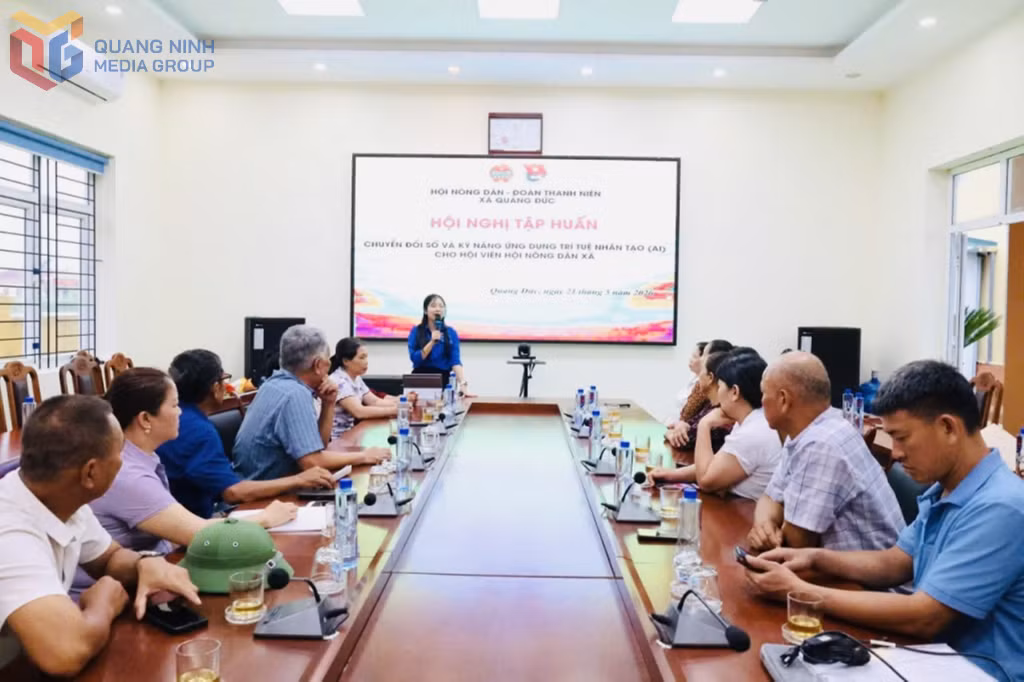 HND xã Quảng Đức phối hợp với Đoàn Thanh niên xã tập huấn chuyển đổi số cho hội viên.