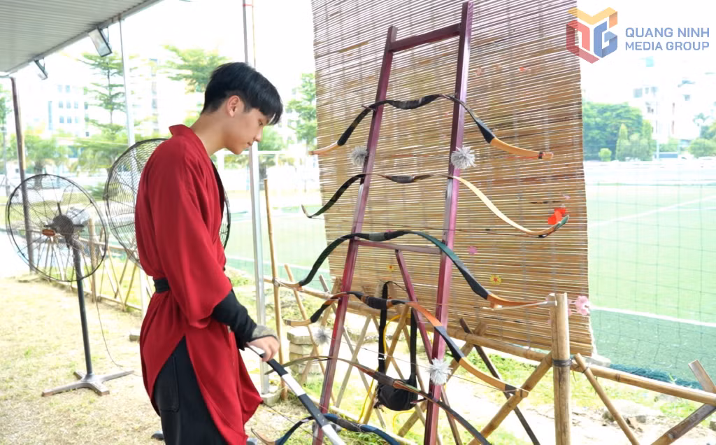 Cây cung truyền thống của Việt Nam có cấu tạo và những nét đặc trưng riêng, được chế tác thủ công, phỏng dựng theo hình dáng cung qua các thời kỳ lịch sử.