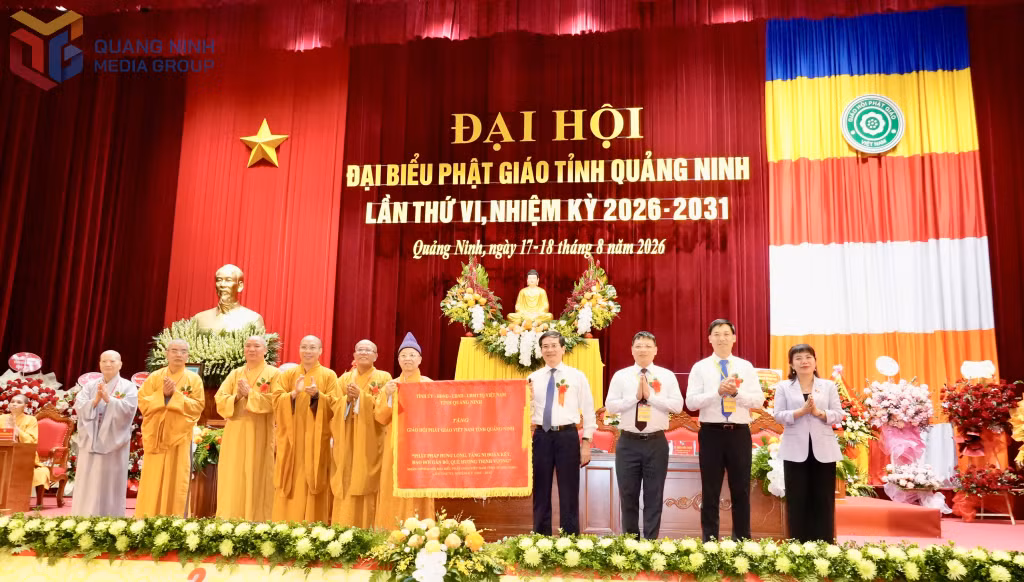 Đồng chí Vũ Quyết Tiến, Phó Bí thư Tỉnh ủy, Chủ tịch Uỷ ban MTTQ tỉnh trao tặng Bức trướng của Tỉnh ủy - HĐND - UBND - Ủy ban MTTQ tỉnh cho Giáo hội Phật giáo Việt Nam tỉnh Quảng Ninh, với dòng chữ: “Phật pháp hưng long, tăng ni đoàn kết, đạo đời gắn bó, quê hương thịnh vượng”.