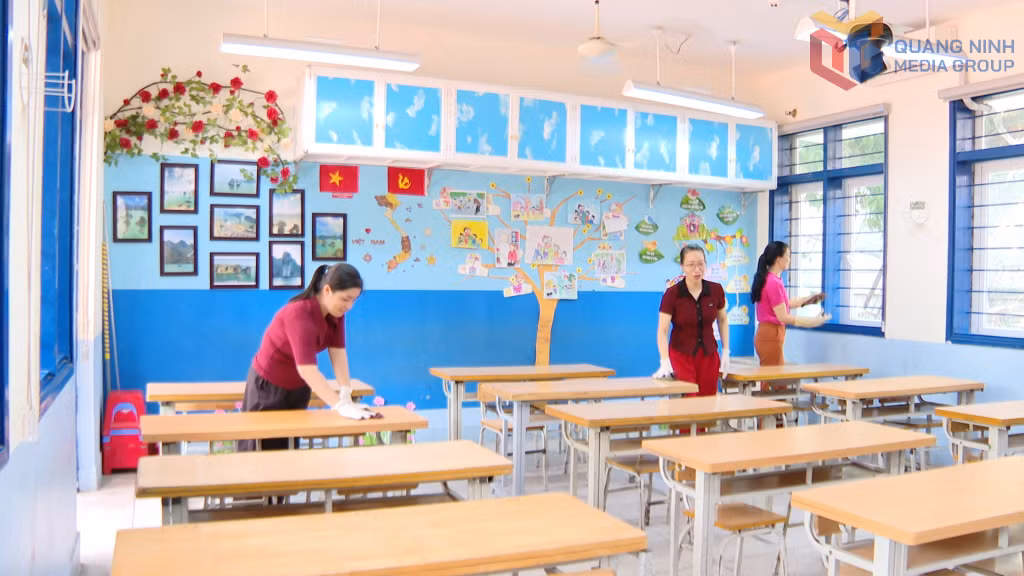 Các giáo viên Trường Tiểu học Trần Quốc Toản vệ sinh lớp học trước thềm năm học mới.