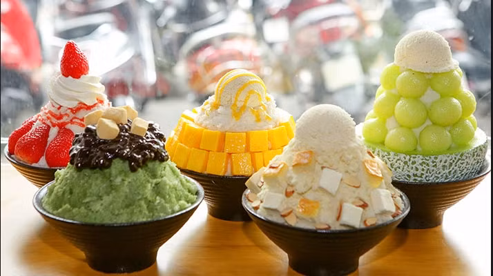 Kem tuyết bingsu hoa quả được trình bày bắt mắt, phù hợp với nhóm khách hàng trẻ.