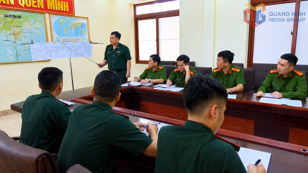 Thượng tá Nguyễn Quốc Nam, Đồn trưởng Đồn BPCK Quốc tế Móng Cái chỉ đạo CBCS đơn vị và phối hợp cùng lực lượng công an đấu tranh triệt phá chuyên án 