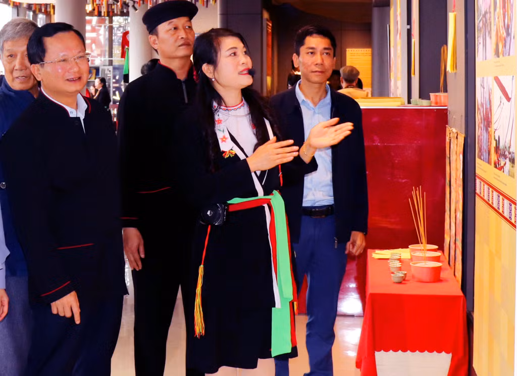 Nét đẹp riêng trang phục nữ của phụ nữ Sán Dìu trong Lễ hội Đại Phan năm 2026, tại đặc khu Vân Đồn.