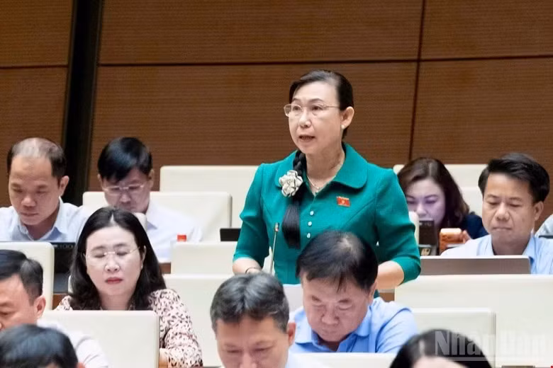 Đại biểu Phan Thị Mỹ Dung (Đoàn Tây Ninh) phát biểu tại hội trường. (Ảnh: DUY LINH)