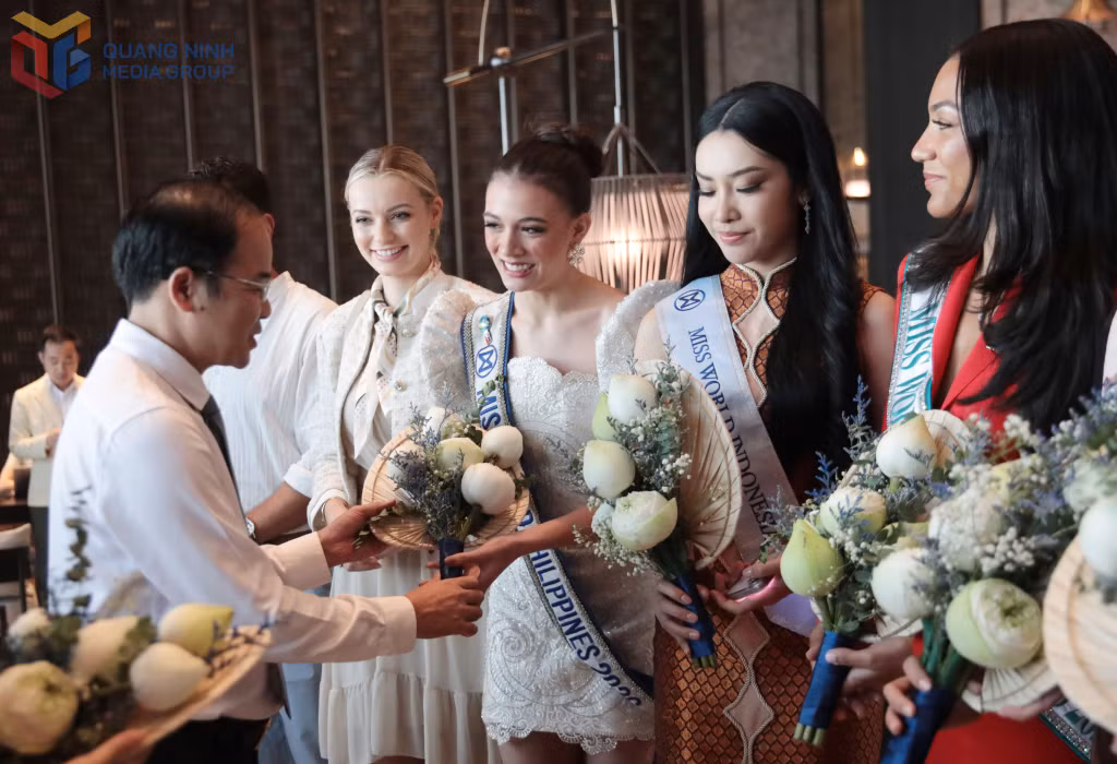 Đồng chí Lê Ngọc Thanh, Giám đốc Sở Văn hóa, Thể thao và Du lịch tặng hoa chào đón các thí sinh Miss World đến Quảng Ninh.
