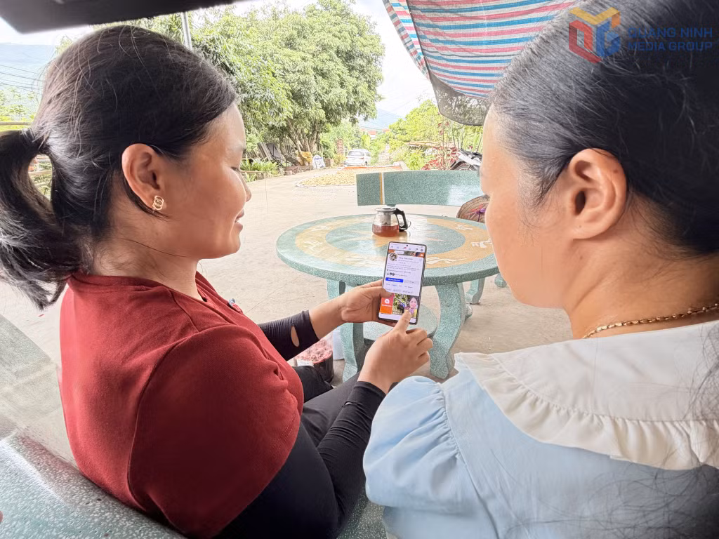 Chị Nguyễn Thị Hằng, khu Tràng Lương, livestream bán hàng trên nền tảng số.
