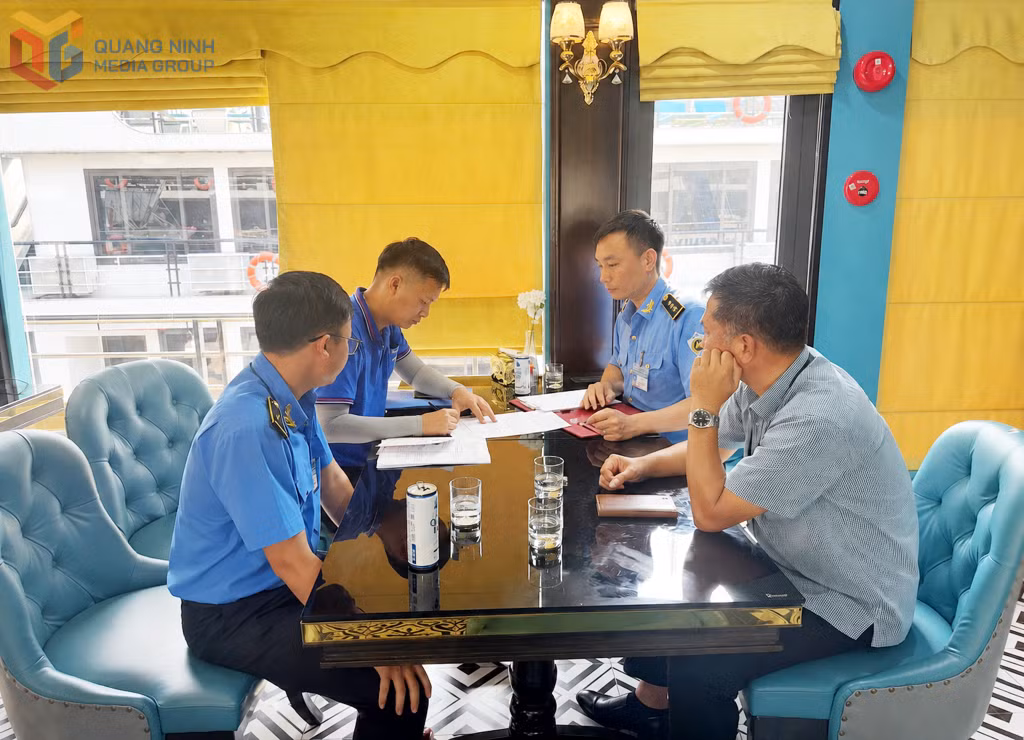 Lực lượng chức năng thường xuyên kiểm tra, giám sát đảm bảo an toàn cho các chuyến tàu du lịch.
