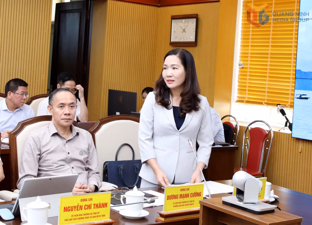 Đồng chí Nguyễn Thị Hạnh, Trưởng Ban Tuyên giáo và Dân vận Tỉnh ủy, báo cáo tại buổi làm việc.