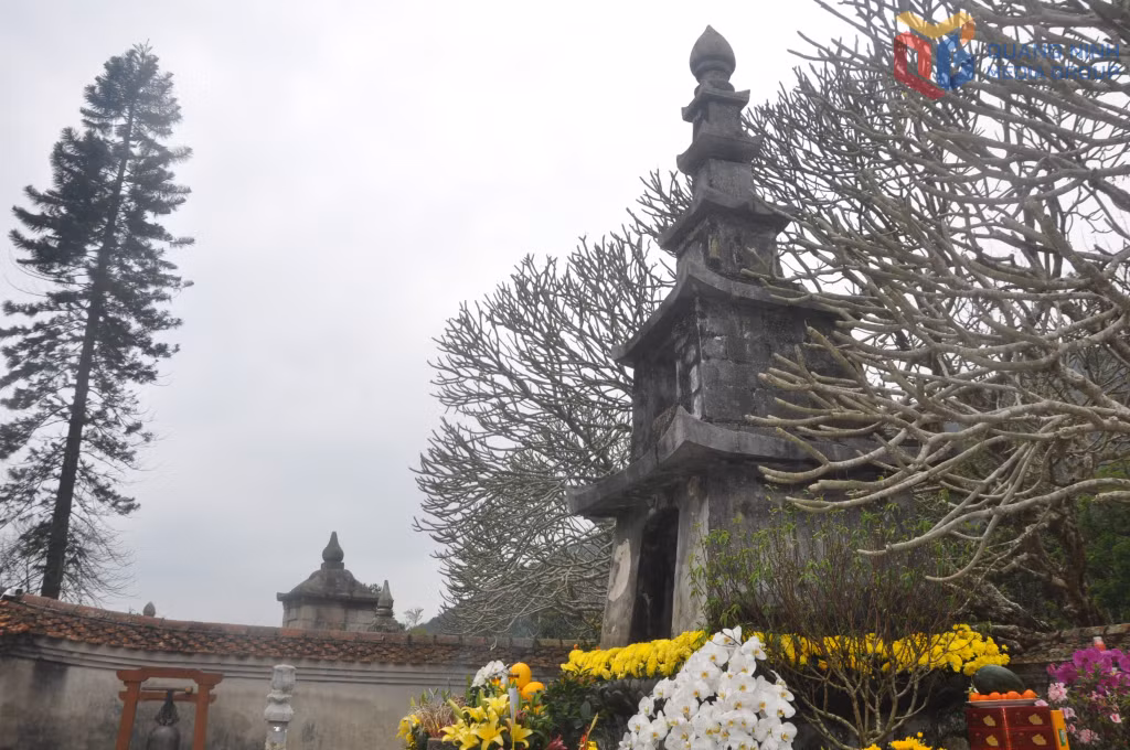 Tháp Huệ Quang tại khu vực vườn tháp chùa Hoa Yên là nơi an trí xá lỵ của Phật hoàng Trần Nhân Tông tại Yên Tử.