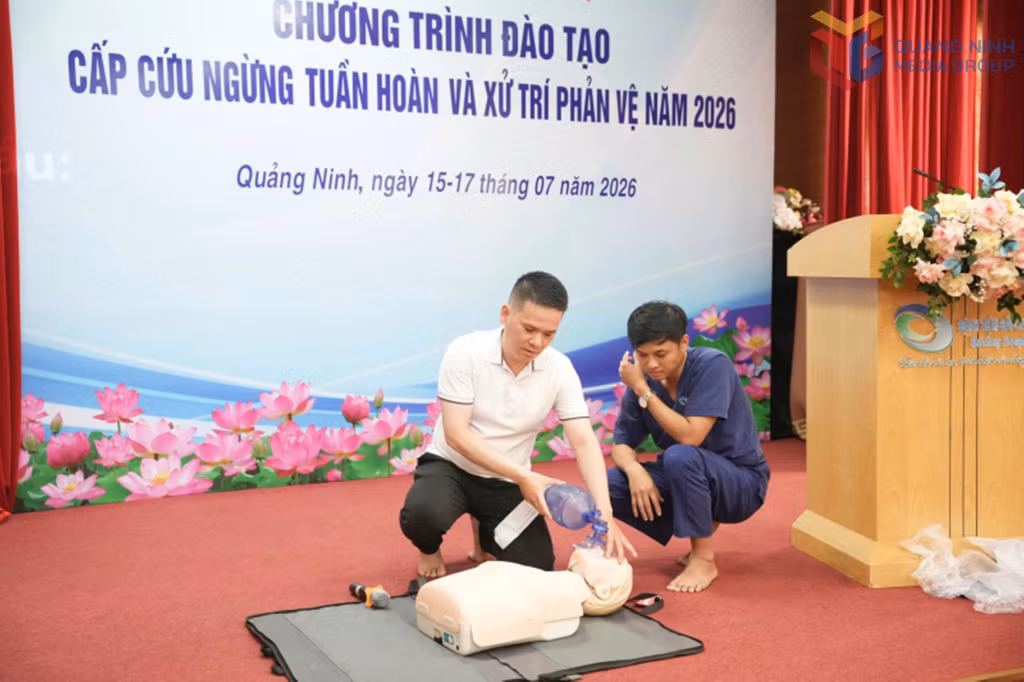 Học viên thực hành trên mô hình mô phỏng để rèn kỹ năng thao tác và phối hợp trong các tình huống cấp cứu.