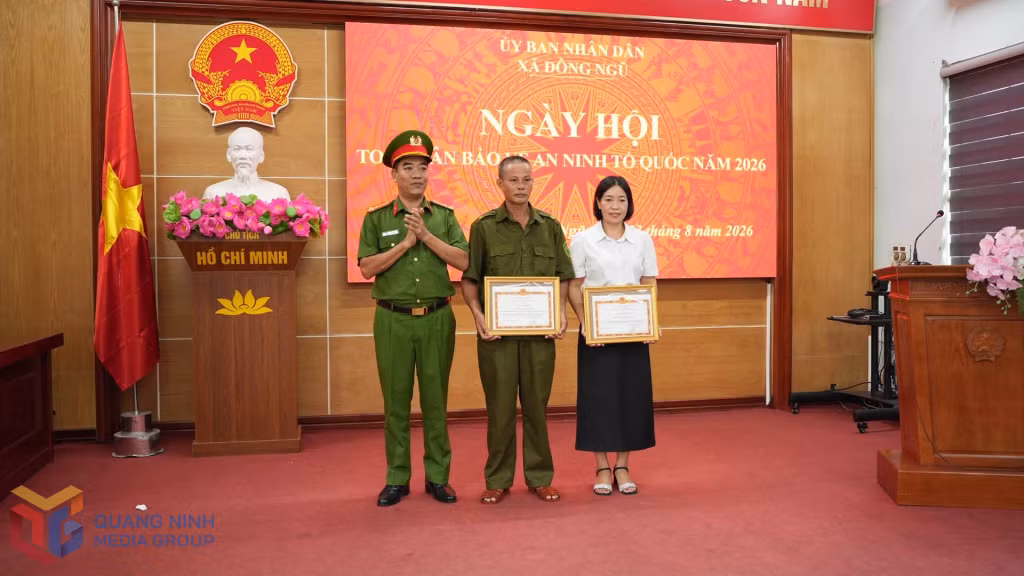 Công an tỉnh khen thưởng cho các tập thể, cá nhân có thành tích xuất sắc trong phong trào Toàn dân bảo vệ an ninh Tổ quốc năm 2026 xã Đông Ngũ.