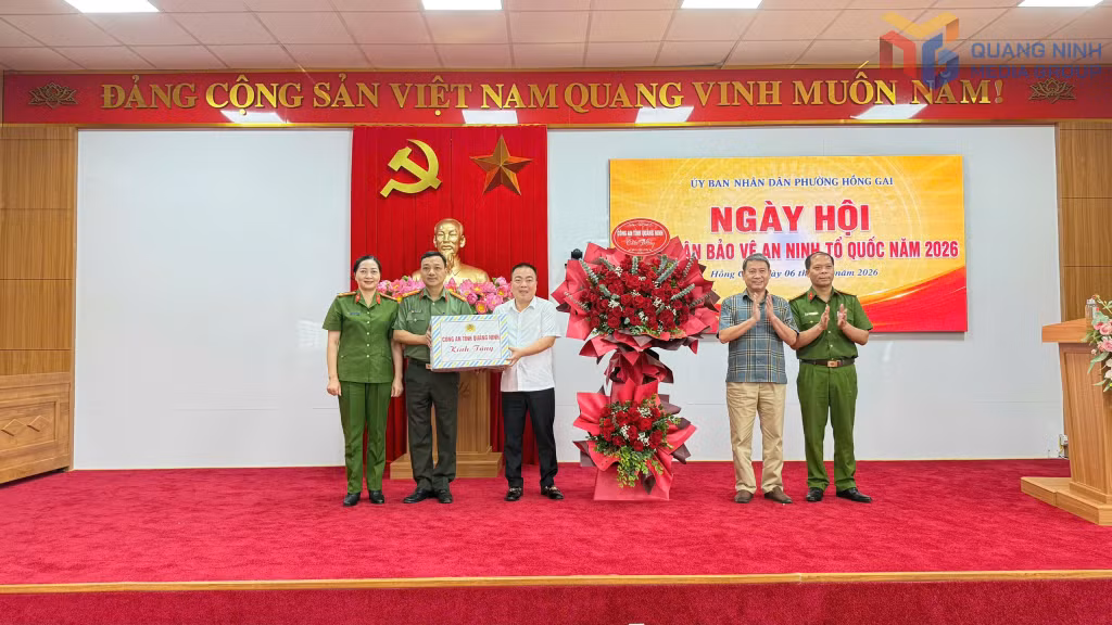 Công an tỉnh Quảng Ninh chúc mừng Ngày hội toàn dân bảo vệ an ninh Tổ quốc phường Hồng Gai.