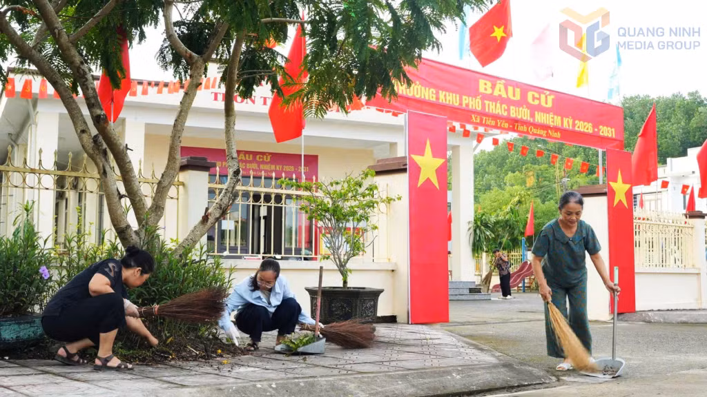 Đặc biệt, để tạo môi trường xanh, sạch đẹp, ngay từ sáng sớm người dân trên địa bàn xã Tiên Yên đã cùng dọn vệ sinh, quét dọn tại các khu vực diễn ra bỏ phiếu vào ngày 16/8.