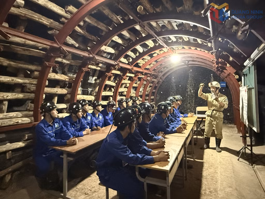 Học viên Trường Cao đẳng Than - Khoáng sản Việt Nam học tập, thực hành trong mô hình hầm lò, nâng cao kỹ năng nghề và tác phong làm việc trước khi tham gia sản xuất thực tế.