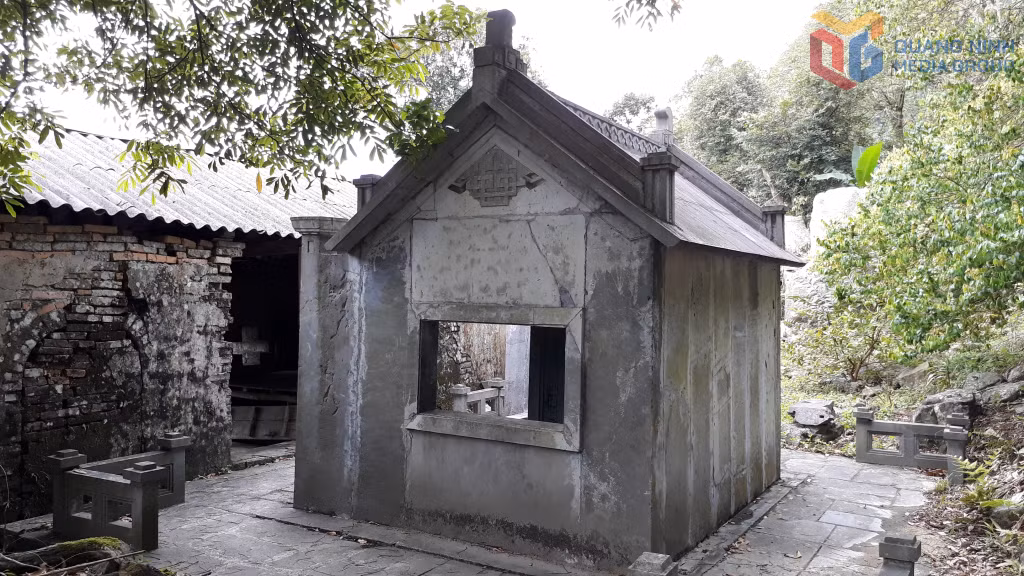 Nhà bia chùa Hồ Thiên kết cấu hoàn toàn bằng các phiến đá xẻ ghép lại. Ảnh chụp năm 2017.