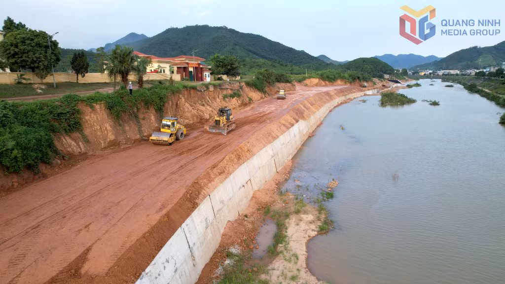 Đến nay, việc thi công kè dọc tuyến sông Ba Chẽ đã hoàn thành, nhà thầu đang tổ chức đắp đất nền đường.