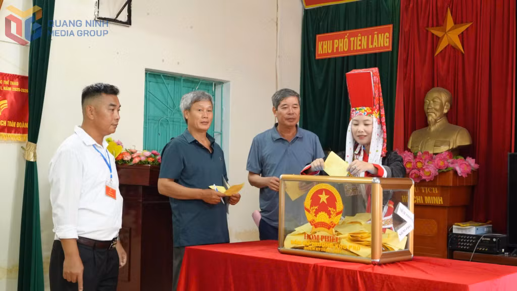 Mỗi lá phiếu, mỗi cánh tay biểu quyết là một tiếng nói trách nhiệm, góp phần lựa chọn đội ngũ trưởng thôn, bản, khu phố uy tín, tận tâm, gần dân và vì dân trong nhiệm kỳ 2026-2031.