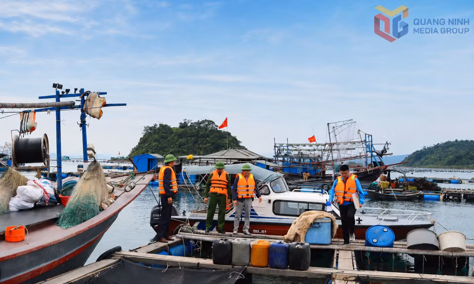 Lực lượng chức năng xã Đầm Hà tuyên truyền đến ngư dân về chống khai thác hải sản bất hợp pháp, không báo cáo, không theo quy định (IUU).