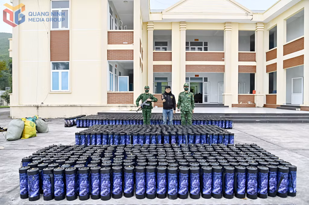 Lực lượng BĐBP bắt giữ vụ vận chuyển trái phép 1.364 bình khí cười tại vùng biển xã Đông Ngũ, ngày 20/1/2026. 