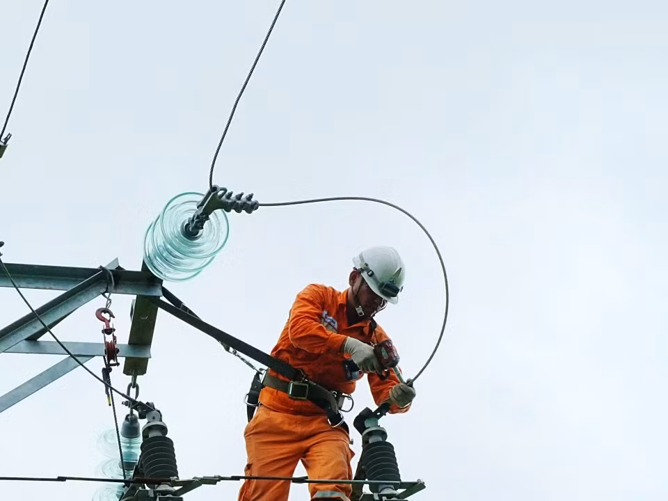 Tuyệt đối tuân thủ quy trình an toàn điện.