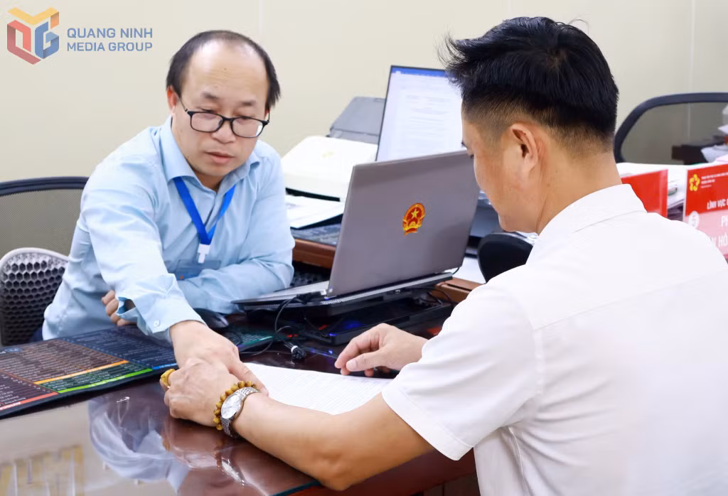 Anh Phùng Văn Trọng, công chức phường Đông Mai, hướng dẫn người dân giải quyết thủ tục hành chính tại Trung tâm Phục vụ hành chính công phường.