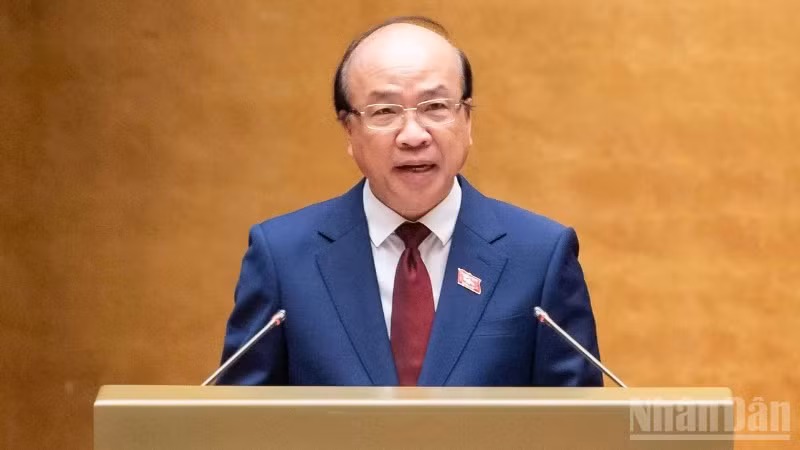 Chủ nhiệm Ủy ban Pháp luật và Tư pháp của Quốc hội Phan Chí Hiếu trình bày Báo cáo thẩm tra Dự án Luật Phổ biến, giáo dục pháp luật (sửa đổi). (Ảnh: THỦY NGUYÊN)