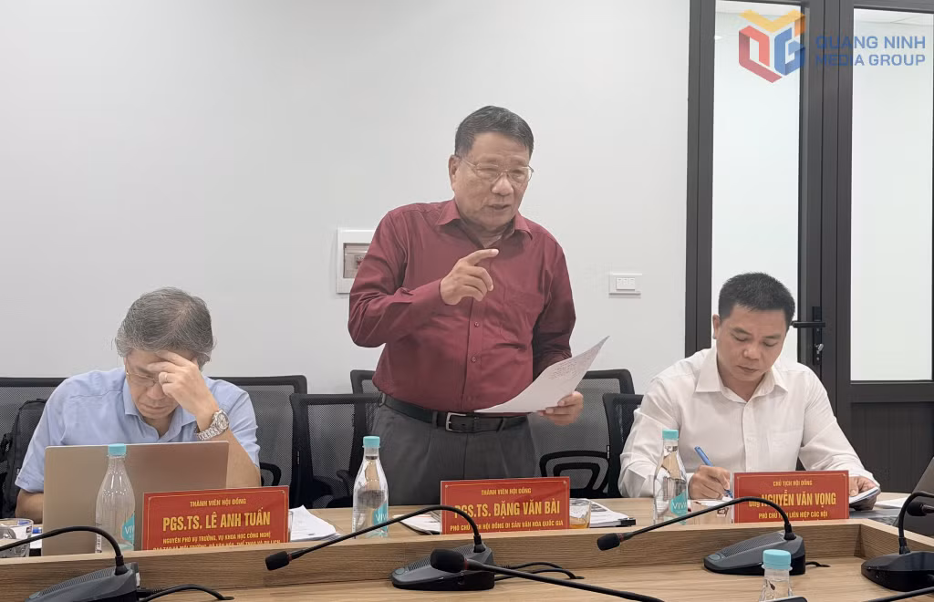 PGS.TS Đặng Văn Bài, Phó Chủ tịch Hội đồng Di sản Văn hóa Quốc gia tham góp ý kiến tại hội thảo.
