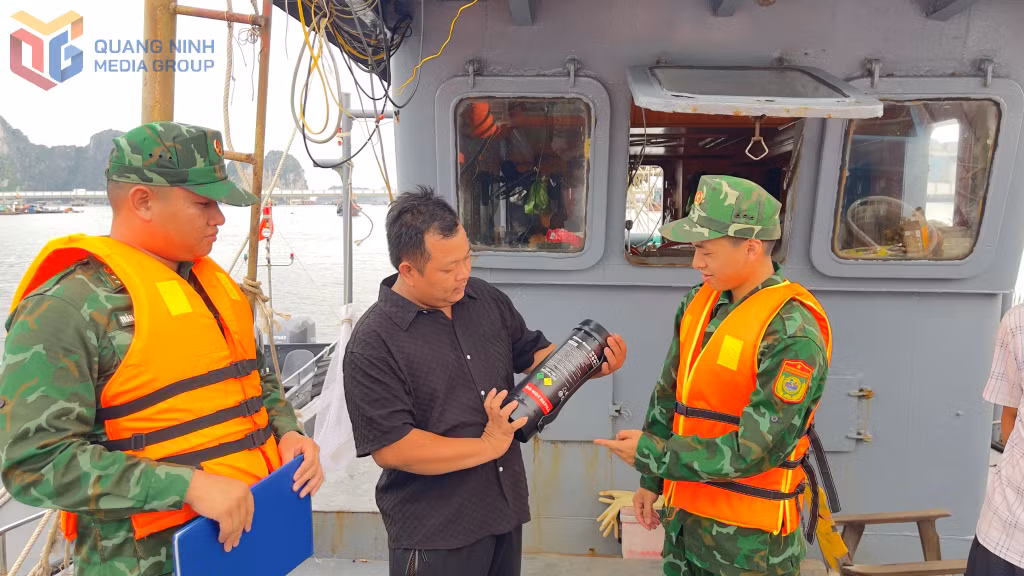 CBCS Đồn BPCK Cảng Cẩm Phả (Ban chỉ huy BĐBP tỉnh) tuyên truyền trực quan cho ngư dân nhận biết các bình khí cười do nước ngoài sản xuất.