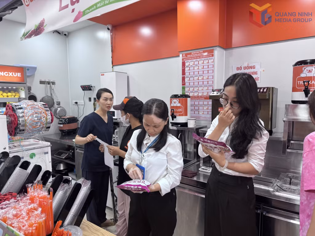 Đoàn kiểm tra liên ngành của phường Móng Cái 1 kiểm tra công tác đảm bảo vệ sinh ATTP tại một cơ sở kinh doanh đồ uống trên địa bàn phường.