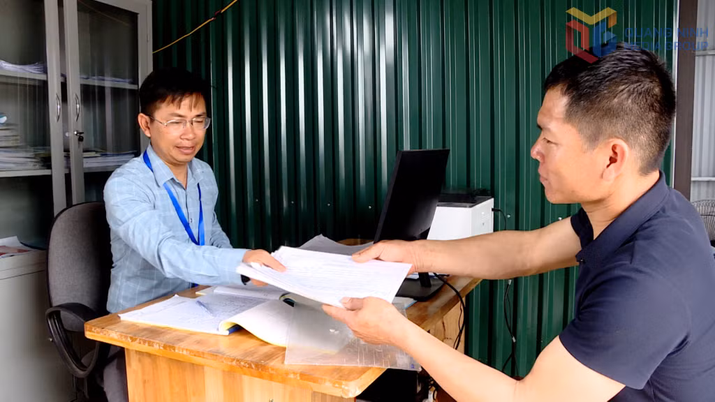 Ngư dân đến Tổ kiểm tra, kiểm soát tàu cá tại Cảng cá Tiến Tới (xã Đường Hoa) khai báo lịch trình.