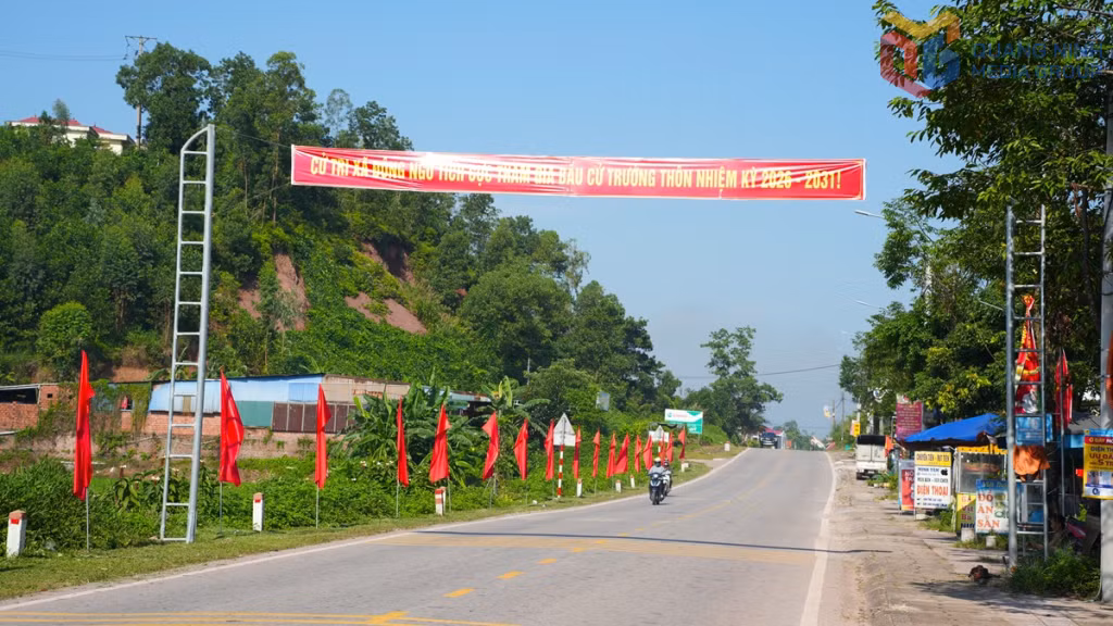 Trên các tuyến đường trục chính của xã Đông Ngũ, băng rôn, khẩu hiệu, cờ hồng được trang trí rực rỡ tạo không khí phấn khởi hướng về ngày bầu cử.
