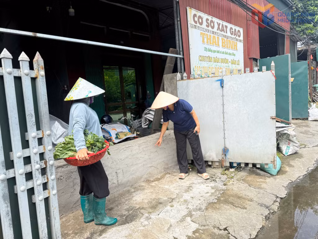 Người dân gia cố tường, xây bờ chắn trước nhà để hạn chế nước tràn vào nhà mỗi khi mưa lớn.