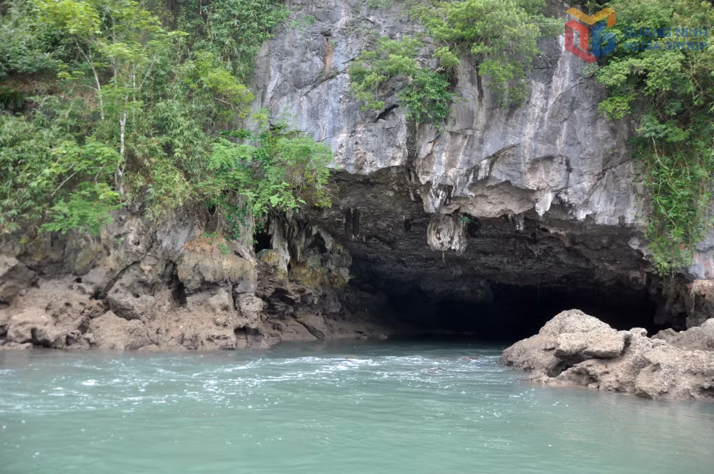 Hang Luồn nằm trong khu vực Cái Đé trên vịnh Bái Tử Long.