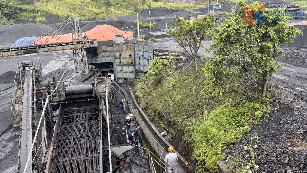 Các đơn vị đang khẩn trương thực hiện công tác nạo vét rãnh thoát nước, khơi thông dòng chảy tại các kho, bãi chứa than.&nbsp;