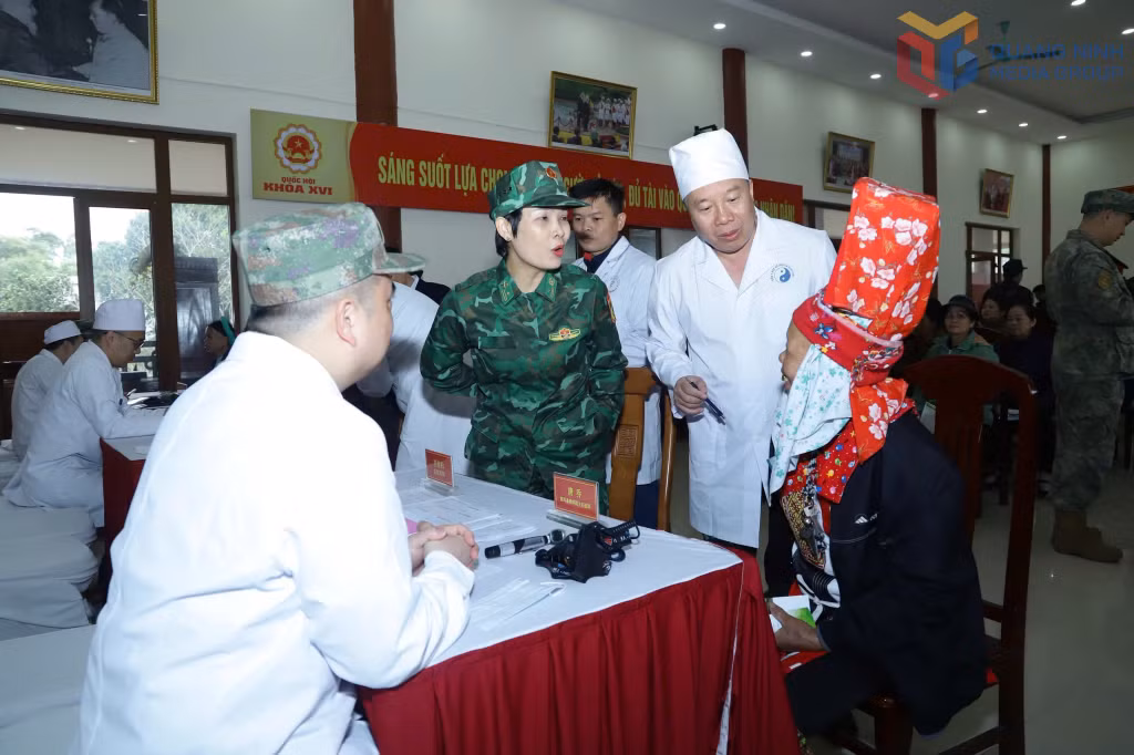 Lực lượng quân y hai nước Việt Nam - Trung Quốc triển khai chương trình khám, chữa bệnh cho người dân xã Hoành Mô tại Nhà Văn hóa hữu nghị Việt - Trung.