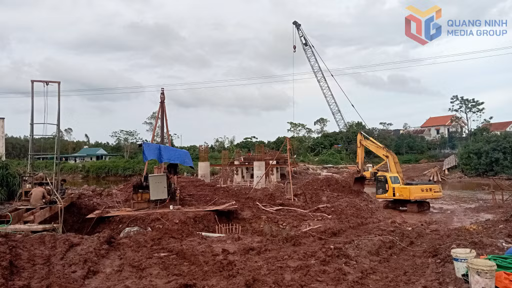 Thi công cầu Bến Mười, phường Móng Cái 3.