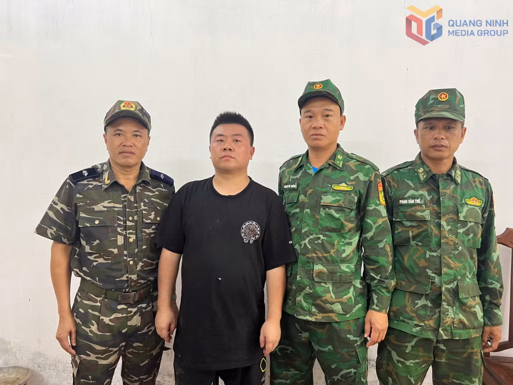Đối tượng XU FEI (thứ 2, trái sang) tại Đội Kiểm soát liên hợp số 2.