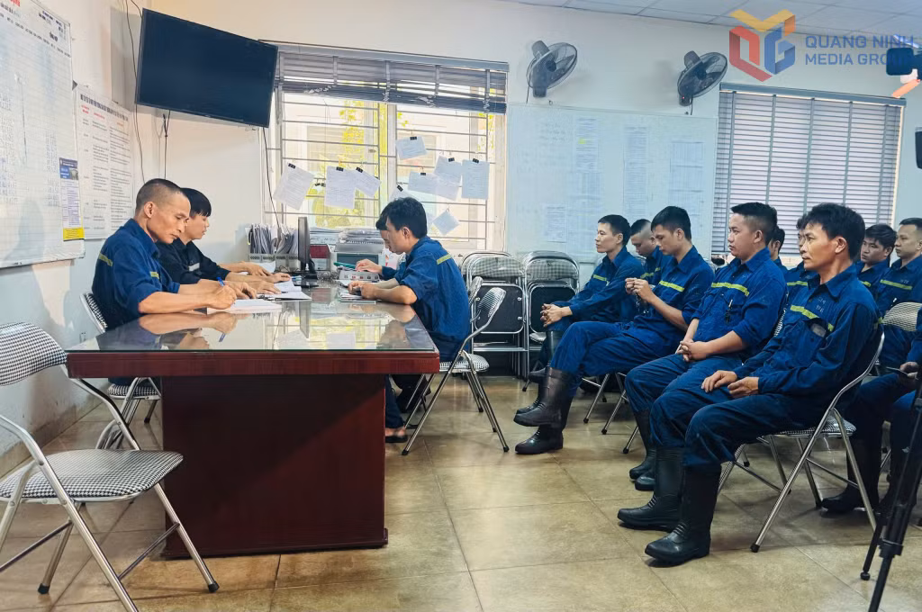 Thợ lò Sùng A Nhè (ngồi giữa) trong buổi giao ca sản xuất.